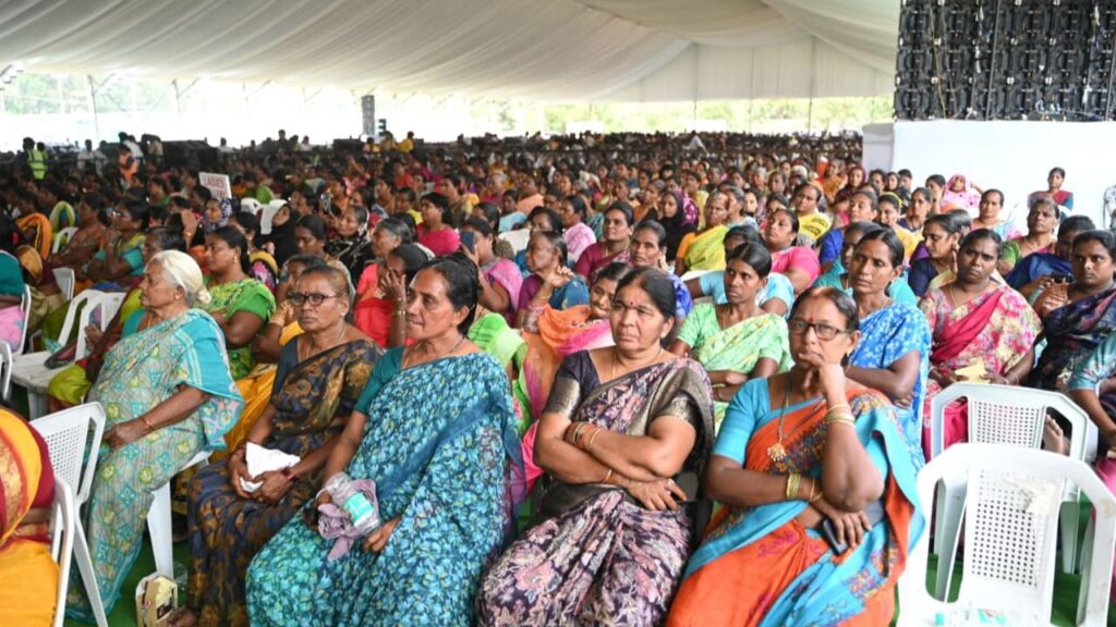 ग्रामीण महिलाओं ने लखपति दीदी योजना के तहत आत्मनिर्भरता का संदेश दिया. मंच पर उनकी सफलता की कहानियों ने उपस्थित दर्शकों में उत्साह और प्रेरणा का संचार किया.