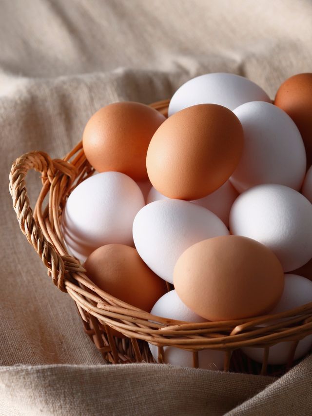 अंडे फ्रिज में रखने चाहिए या बाहर? जानें