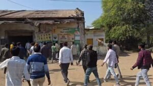 5 दिन से खाद नहीं मिलने पर किसानों का हंगामा, समिति कर्मियों से हाथापाई.. हाइवे जाम किया