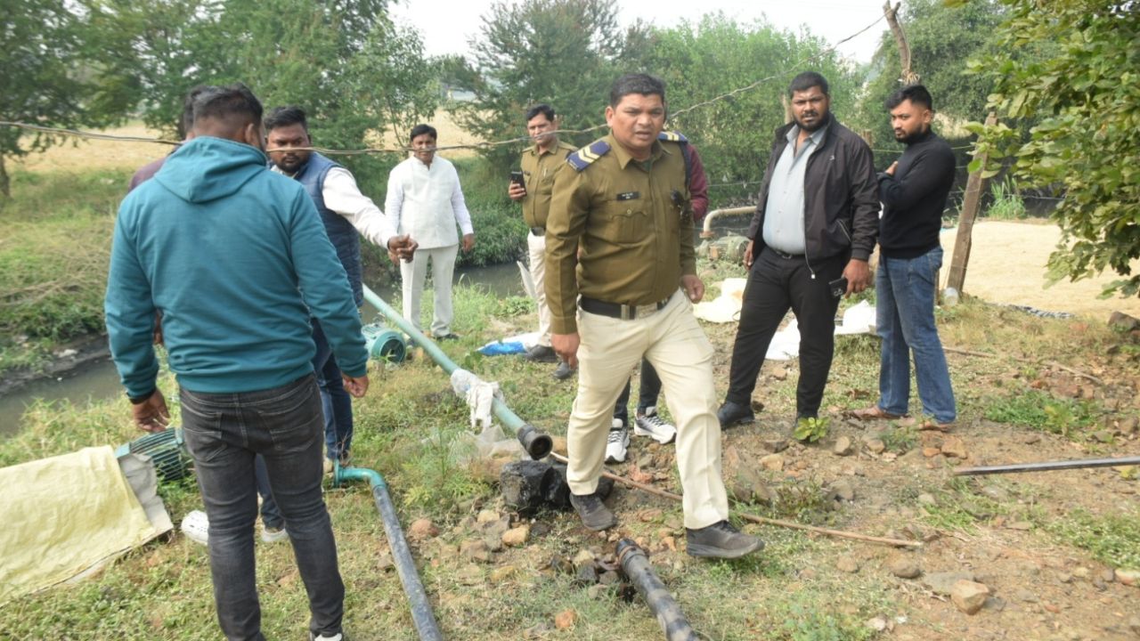 Four People Arrested For Irrigating Vegetabls Crops With Harmfull Sewage Water And Four Pump Sets Seized By Police In Jabalpur Madhya Pradesh