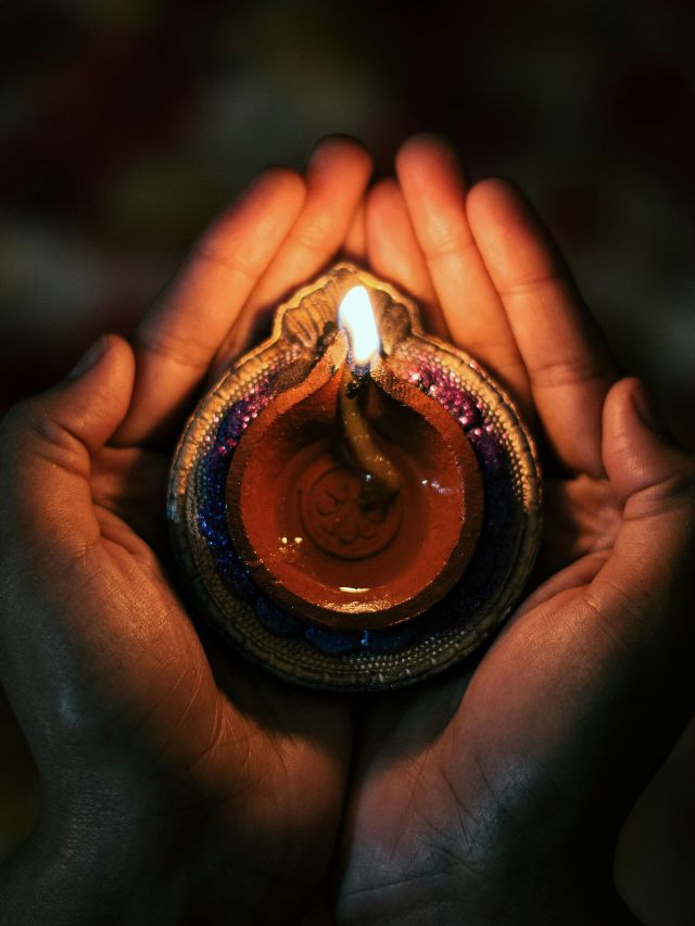 कार्तिक पूर्णिमा पर इन जगहों पर जलाएं दीप, बरसेगी मां लक्ष्मी की कृपा!