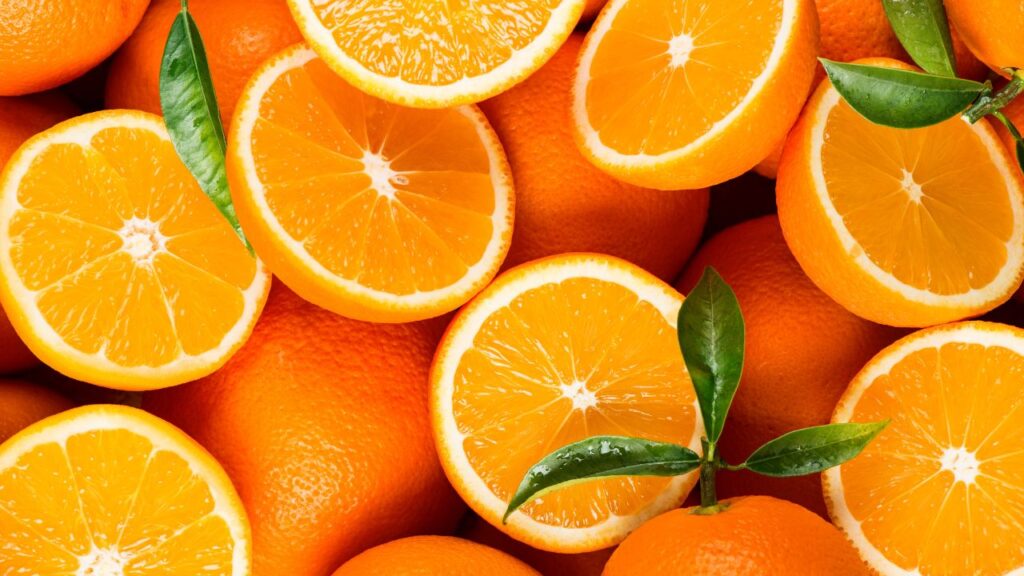 How To Identify Sweet Orange: हल्का उभरा और खुरदुरा छिलका संतरे के ताजा होने का संकेत है. ऐसा संतरा आमतौर पर अधिक मीठा और रसदार होता है. दूसरी ओर, पिलपिली, बेहद चिकनी या दबी हुई सतह यह बताती है कि संतरा ज्यादा पका हुआ या खराब हो चुका है. 