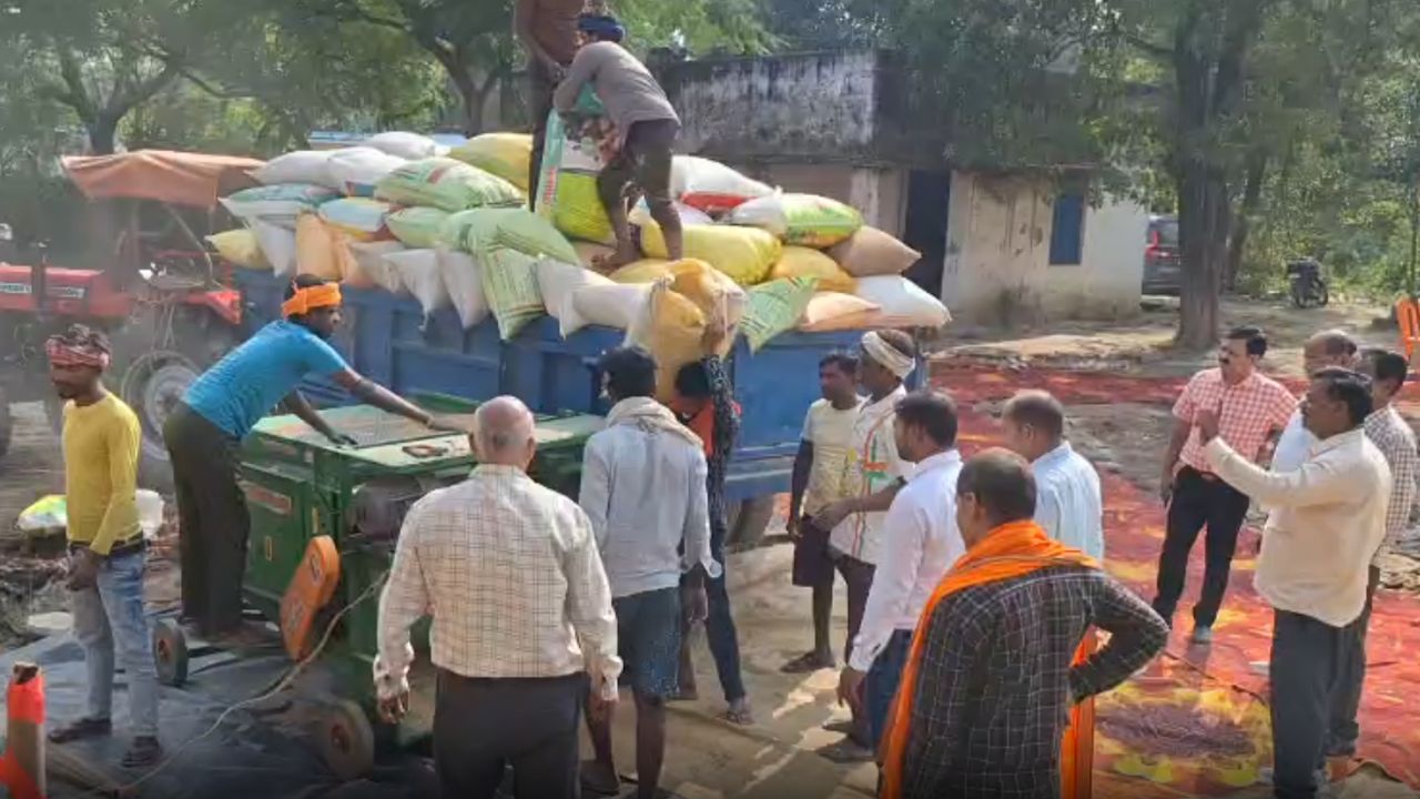 Paddy Farmers Welcomed With Jaggery In Paddy Purchase Centers Women Farmers And Army Man Will Not Have To Wait In Line To Sale Crops