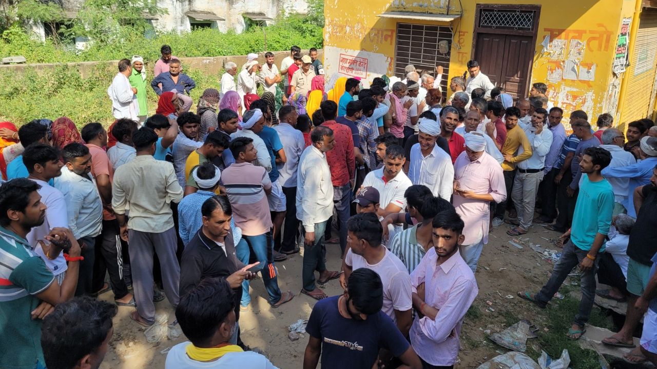 Farmers Queue Up For Fertilizer And Shops Display Out Of Stock Boards Farmer Leader Rakesh Tikait Criticize Over Fertilizer Crisis And Ample Stock Claim On Govt