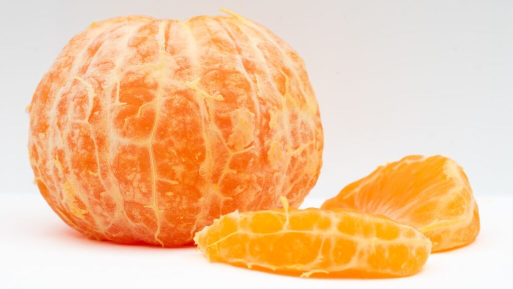 Sweet Orange: संतरे की मिठास उसकी प्राकृतिक सुगंध से पता चल जाती है. छिलके को हल्का रगड़ें और सूंघें—अगर सुगंध मीठी व फ्रेश लगे, तो संतरा भी उतना ही स्वादिष्ट होगा. खट्टे या पुराने संतरे में खुशबू कम या बासी होती है. यह तरीका दुकानदार भी इस्तेमाल करते हैं.