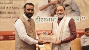 बाढ़ पीड़ित किसानों की मदद को आगे आए सूरत के उद्योगपति, 7500 अन्नदाताओं के खाते में भेजे 7500-7500 रुपये