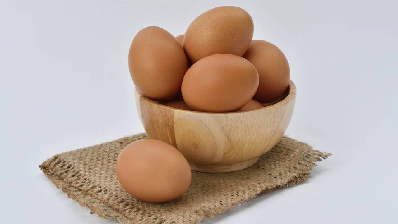 Fake Desi Eggs Artificially Colored Eggs How To Identify Real Vs Fake Eggs Health Risks Moradabad Raid