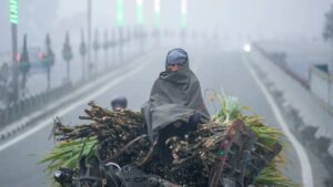 ठंड ने तोड़ा रिकॉर्ड! 10 बड़े शहरों में कोहरे की मोटी चादर, पहाड़ों पर बर्फबारी का अलर्ट