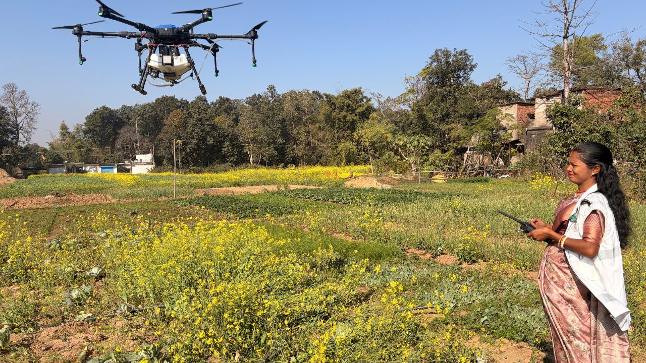 ड्रोन दीदियों को खूब मिल रहे खाद-कीटनाशक छिड़काव के ऑर्डर, इन चुनौतियों ने बढ़ा रखी है परेशानी