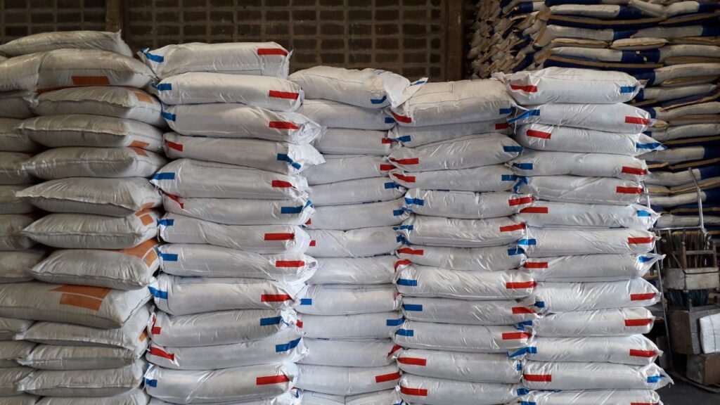 Branded Seeds: हमेशा प्रमाणित और ब्रांडेड खाद-बीज ही बेचें. इससे किसानों का भरोसा बढ़ता है और ग्राहक बार-बार आते हैं. स्प्रे, कीटनाशक और खेती से जुड़ी अन्य चीजें जोड़कर मुनाफा और बढ़ाया जा सकता है.