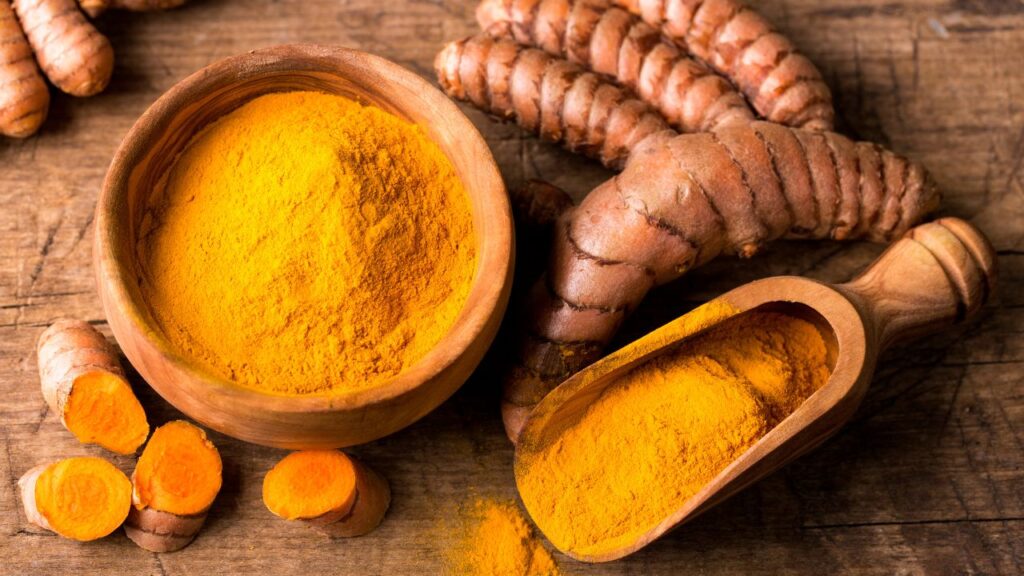 Benefits Of Turmeric: हल्दी में एंटीइन्फ्लेमेटरी और एंटीऑक्सीडेंट गुण होते हैं, जो फेफड़ों की सूजन और ऑक्सीडेटिव तनाव को कम करते हैं. इसे दूध या खाना पकाने में शामिल करना फायदेमंद है. Benefits Of Turmeric: हल्दी में एंटीइन्फ्लेमेटरी और एंटीऑक्सीडेंट गुण होते हैं, जो फेफड़ों की सूजन और ऑक्सीडेटिव तनाव को कम करते हैं. इसे दूध या खाना पकाने में शामिल करना फायदेमंद है.