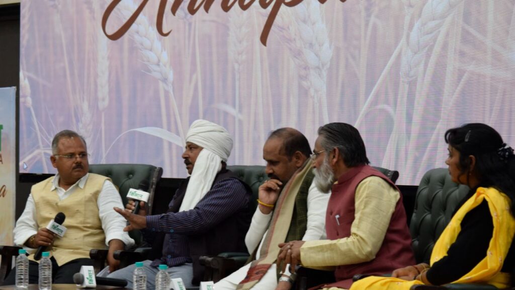 एकीकृत खेती और प्रशिक्षण: मंजू रानी कश्यप और डीपी सिंह ने कहा कि किसानों को सब्सिडी योजनाओं और केवीके वैज्ञानिकों से प्रशिक्षण लेकर बागवानी, मछलीपालन और पशुपालन में एकीकृत खेती अपनानी चाहिए, जिससे महिलाओं और पुरुषों दोनों को आर्थिक लाभ मिलेगा.(कार्यक्रम के स्पॉन्सर पंजाब स्टेट को–ऑपरेटिव सप्लाई एंड मार्केटिंग फेडरेशन लिमिटेड यानी मार्कफेड, मिल्कफेड पंजाब– वेरका, नेक्संस बाइ पीसीए टेक्नोलॉजीज और बीएमएस ऑर्गेनिक फार्मर्स प्रॉड्यूसर कंपनी लिमिटेड थे.)