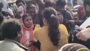 खाद लेने गई महिला किसान को अधिकारी ने थप्पड़ मारा, किसानों का जमकर हंगामा, धरने पर बैठे