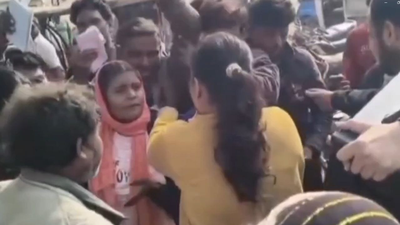 Farmers Protest After Naib Tehsildar Slapped Women Farmer During Fertilizer Distribution In Chhatarpur Madhya Pradesh