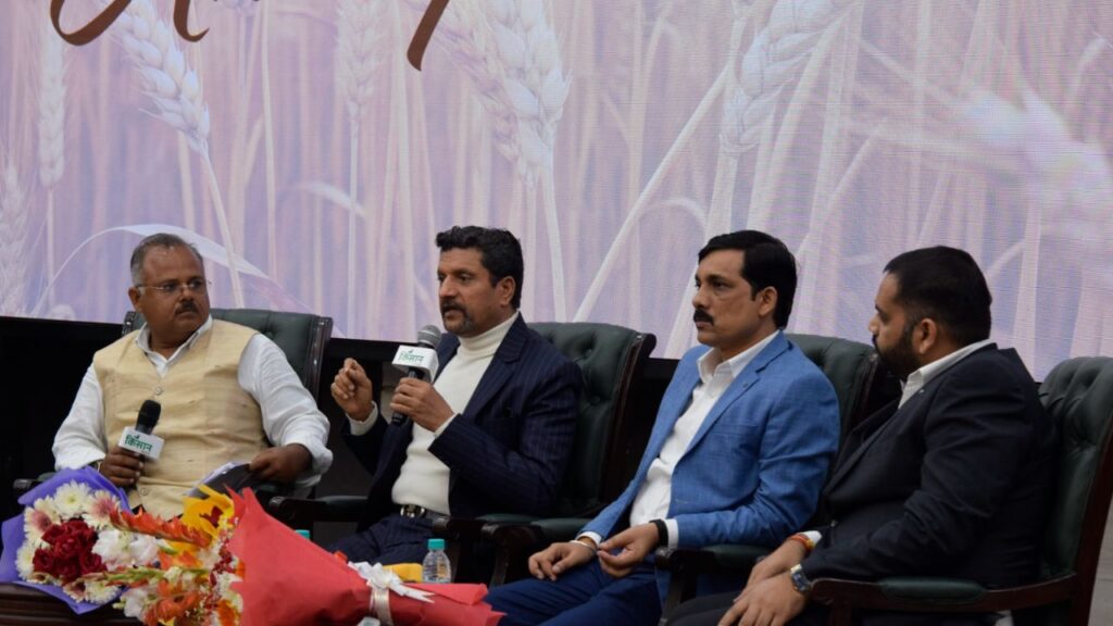 डेयरी सेक्टर में सुधार – आरएस दीक्षित, ओपी सिंह और दुष्यंत भाटी: समिट में डेयरी विशेषज्ञों ने बताया कि गोधन की नस्ल सुधार तकनीक को अधिक से अधिक किसानों तक पहुंचाना बेहद जरूरी है. इससे की आमदनी में भी सुधार होगा. उन्होंने कहा कि इसके लिए किसानों का सक्रिय सहयोग और डेयरी स्टार्टअप्स का विश्वास जीतना आवश्यक है. 