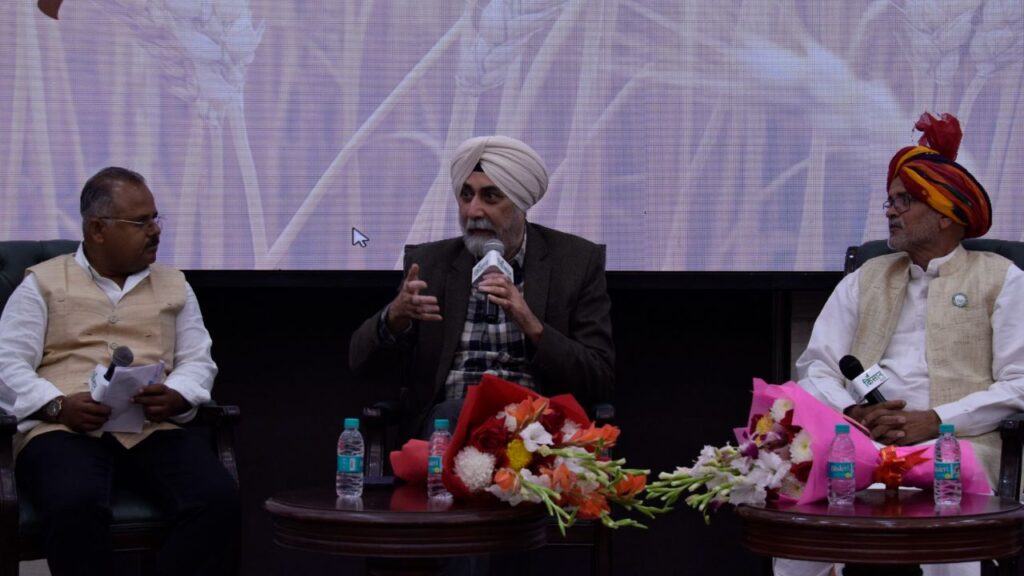 गन्ने की खेती और सरकार की अनदेखी: राराष्ट्रीय किसान मजदूर पार्टी के संस्थापक वीएम सिंह ने अन्नपूर्णा समिट 2025 में कहा कि देश में करोड़ों किसान गन्ने की खेती पर निर्भर हैं और इससे उनके परिवार का घर-खर्च चलता है. लेकिन इसके बावजूद केंद्र सरकार इस क्षेत्र पर पर्याप्त ध्यान नहीं दे रही है और अब तक गन्ना मंत्री की नियुक्ति भी नहीं की गई है.