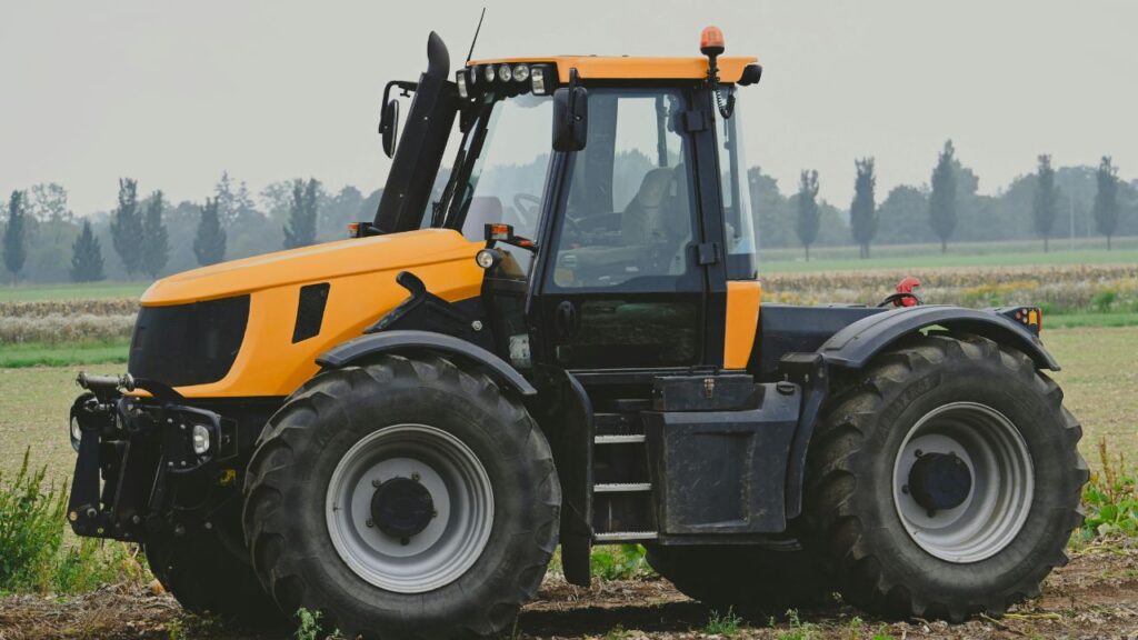 Tractor Ka Mileage Badhane Ke Tips: ठंड के मौसम में ट्रैक्टर को स्टार्ट करते ही तुरंत भारी काम न कराएं. पहले 2–3 मिनट तक उसे गर्म होने दें ताकि इंजन ऑयल सही से सर्कुलेट हो सके. दिन के काम के बाद 1 मिनट तक इंजन को ठंडा होने दें. यह छोटी-सी आदत माइलेज भी बढ़ाती है. Tractor Ka Mileage Badhane Ke Tips: ठंड के मौसम में ट्रैक्टर को स्टार्ट करते ही तुरंत भारी काम न कराएं. पहले 2–3 मिनट तक उसे गर्म होने दें ताकि इंजन ऑयल सही से सर्कुलेट हो सके. दिन के काम के बाद 1 मिनट तक इंजन को ठंडा होने दें. यह छोटी-सी आदत माइलेज भी बढ़ाती है.