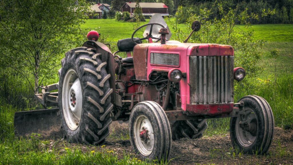Tractor Ka Mileage Kaise Badhaye: बहुत तेज या बहुत धीमा चलना, दोनों ही माइलेज के लिए नुकसानदायक हैं. खेत के हिसाब से एक संतुलित स्पीड में काम करने से इंजन आराम से चलता है और फ्यूल इफिशियंसी बेहतर होती है. चाहे जुताई हो, ट्रॉली खींचना हो या बुवाई हर काम का अपना सही स्पीड पैटर्न होता है. Tractor Ka Mileage Kaise Badhaye: बहुत तेज या बहुत धीमा चलना, दोनों ही माइलेज के लिए नुकसानदायक हैं. खेत के हिसाब से एक संतुलित स्पीड में काम करने से इंजन आराम से चलता है और फ्यूल इफिशियंसी बेहतर होती है. चाहे जुताई हो, ट्रॉली खींचना हो या बुवाई हर काम का अपना सही स्पीड पैटर्न होता है.
