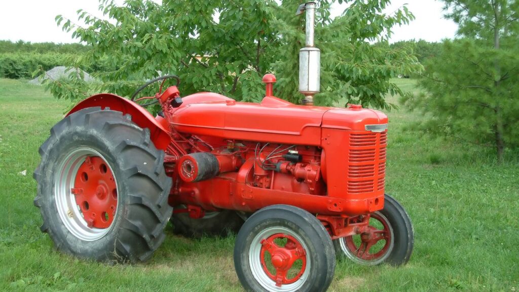 सर्दियों में हवा सिकुड़ने से टायर का दबाव कम हो जाता है. कम प्रेशर के कारण ट्रैक्टर पर लोड बढ़ जाता है और डीजल ज्यादा लगता है. इसलिए सप्ताह में एक-दो बार टायर प्रेशर जरूर चेक करें और आवश्यकता अनुसार सही प्रेशर में भरें. सही प्रेशर होने पर ट्रैक्टर तेज चलेगा, डीजल की बचत होगी और ट्रैक्टर का लोड भी कम रहेगा.