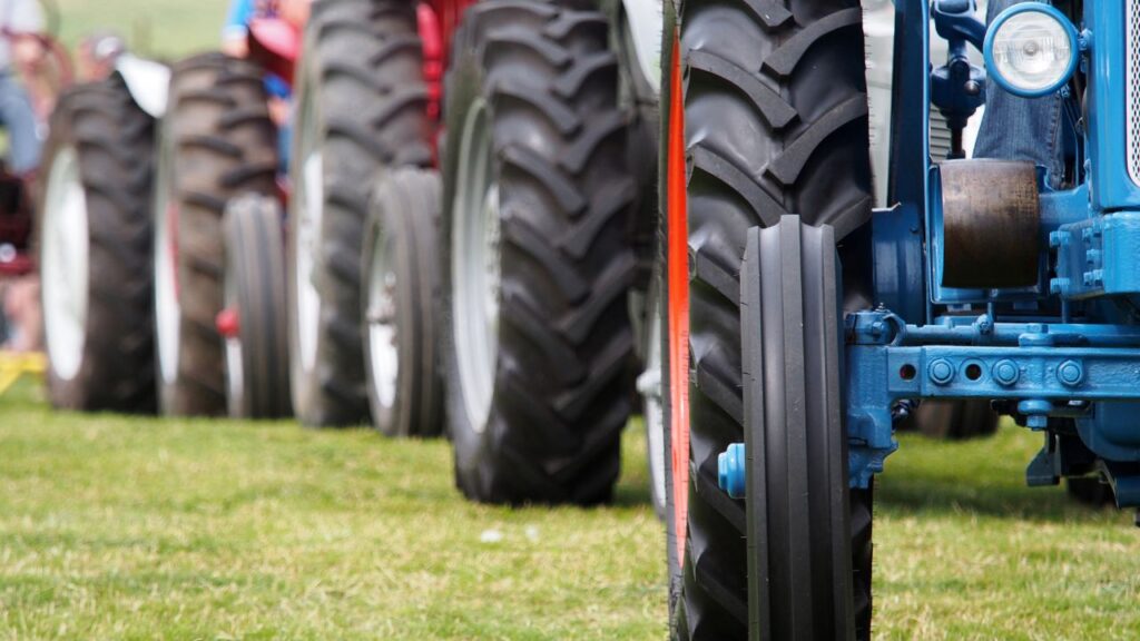 Tractor Tyre Pressure: अक्सर किसान टायर प्रेशर को नजरअंदाज कर देते हैं, लेकिन यह माइलेज पर सबसे ज्यादा असर डालता है. कम या ज्यादा हवा होने पर इंजन को ज्यादा जोर लगाना पड़ता है, जिससे डीजल ज्यादा जलता है. इसलिए हमेशा कंपनी द्वारा बताए गए प्रेशर पर ही टायरों में हवा भरें और हर काम से पहले जांच जरूर करें. Tractor Tyre Pressure: अक्सर किसान टायर प्रेशर को नजरअंदाज कर देते हैं, लेकिन यह माइलेज पर सबसे ज्यादा असर डालता है. कम या ज्यादा हवा होने पर इंजन को ज्यादा जोर लगाना पड़ता है, जिससे डीजल ज्यादा जलता है. इसलिए हमेशा कंपनी द्वारा बताए गए प्रेशर पर ही टायरों में हवा भरें और हर काम से पहले जांच जरूर करें.