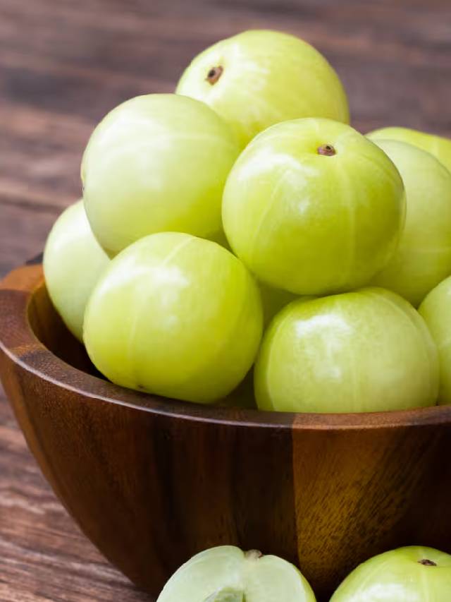 इन 5 लोगों को बिल्कुल नहीं खाना चाहिए आंवला, हो सकता है नुकसान