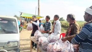 प्याज की कीमतें धड़ाम, किसानों ने राहगीरों को मुफ्त में बांटी उपज… माला पहनकर किया विरोध-प्रदर्शन