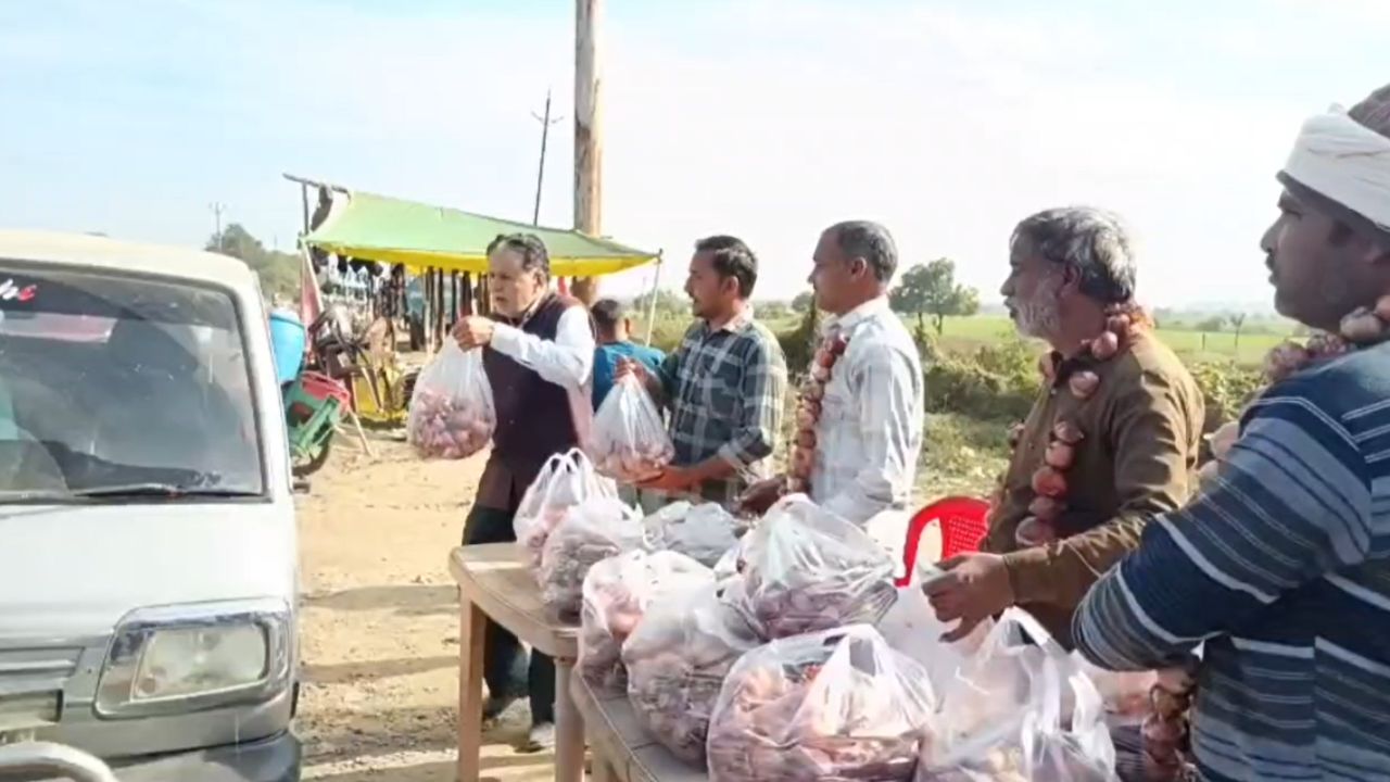Onion Prices Madhya Pradesh Plummeted Much That Farmers Are Forced Distribute Them For Free Passersby