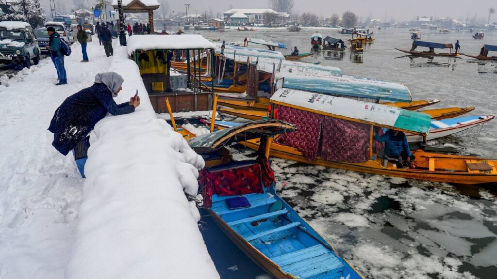 India Shivers: Srinagar Hits -4°C, Delhi-NCR Under Cold Wave Alert as Winter Tightens Grip