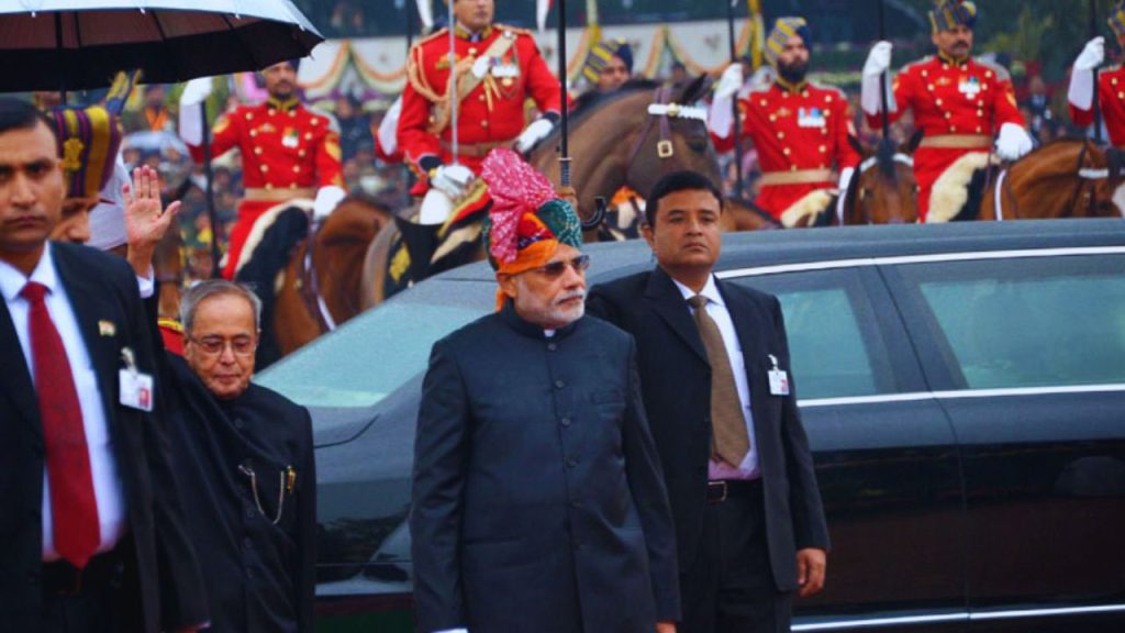 2015, जब गणतंत्र दिवस ने बदला अंदाज: 2015 से गणतंत्र दिवस परेड सिर्फ एक रस्म नहीं रही. पीएम नरेंद्र मोदी की मौजूदगी में परेड एक ऐसे मंच में बदल गई, जहां से सरकार ने देश को अपने सपने और सोच साफ-साफ दिखानी शुरू की. 2015, जब गणतंत्र दिवस ने बदला अंदाज: 2015 से गणतंत्र दिवस परेड सिर्फ एक रस्म नहीं रही. पीएम नरेंद्र मोदी की मौजूदगी में परेड एक ऐसे मंच में बदल गई, जहां से सरकार ने देश को अपने सपने और सोच साफ-साफ दिखानी शुरू की.