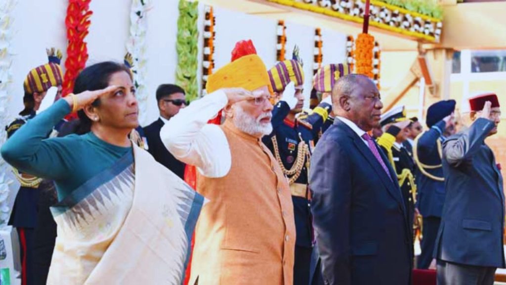 परेड में दिखने लगा सरकार का रोडमैप: 2016 से 2019 तक परेड में जो झांकियां दिखीं, वही देश की चर्चा बन गईं—कभी स्वच्छ भारत, कभी मेक इन इंडिया, तो कभी डिजिटल इंडिया. लोगों को समझ आने लगा कि सरकार किस दिशा में चल रही है. परेड में दिखने लगा सरकार का रोडमैप: 2016 से 2019 तक परेड में जो झांकियां दिखीं, वही देश की चर्चा बन गईं—कभी स्वच्छ भारत, कभी मेक इन इंडिया, तो कभी डिजिटल इंडिया. लोगों को समझ आने लगा कि सरकार किस दिशा में चल रही है.