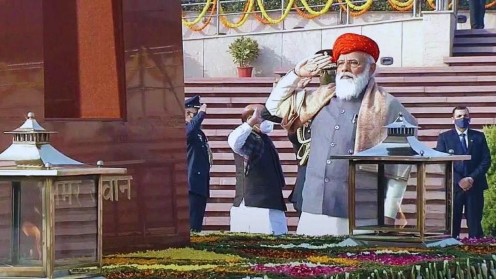 कोरोना में भी नहीं झुका गणतंत्र दिवस: 2020 और 2021 देश के लिए सबसे मुश्किल साल रहे. तब भी गणतंत्र दिवस मनाया गया. कम भीड़, सादगी, लेकिन हौसला पूरा—यह बताने के लिए कि देश हालात से हार नहीं मानता. कोरोना में भी नहीं झुका गणतंत्र दिवस: 2020 और 2021 देश के लिए सबसे मुश्किल साल रहे. तब भी गणतंत्र दिवस मनाया गया. कम भीड़, सादगी, लेकिन हौसला पूरा—यह बताने के लिए कि देश हालात से हार नहीं मानता.