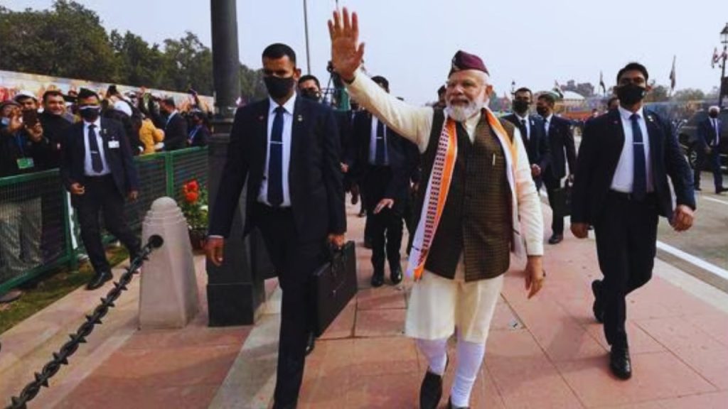 राजपथ नहीं, अब कर्तव्य पथ: 2022 में एक बड़ा बदलाव हुआ. राजपथ का नाम बदलकर कर्तव्य पथ रखा गया. संदेश साफ था—अब आज़ादी सिर्फ अधिकारों की नहीं, जिम्मेदारियों की भी है, और यही नई सोच परेड में दिखी. राजपथ नहीं, अब कर्तव्य पथ: 2022 में एक बड़ा बदलाव हुआ. राजपथ का नाम बदलकर कर्तव्य पथ रखा गया. संदेश साफ था—अब आज़ादी सिर्फ अधिकारों की नहीं, जिम्मेदारियों की भी है, और यही नई सोच परेड में दिखी.