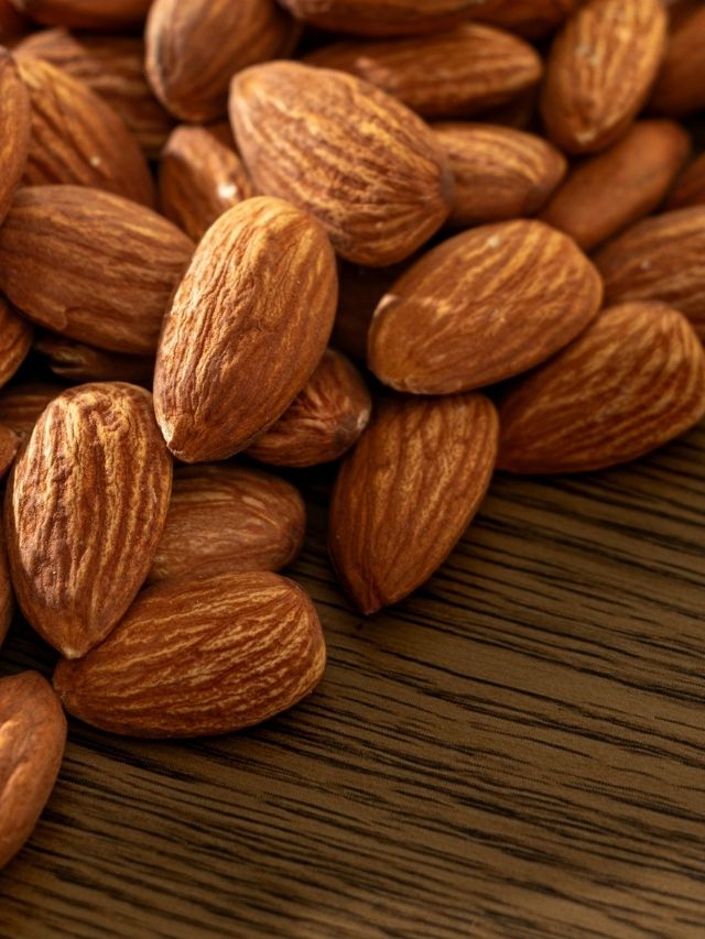 कहीं नकली बादाम तो नहीं खरीद रहें आप, ऐसे करें पहचान!