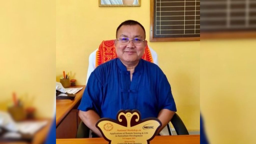 जोगेश देउरी: असम के किसान जोगेश देउरी को मूंगा रेशम को वैश्विक पहचान दिलाने के लिए पद्म सम्मान मिला. जीआई टैग प्राप्त यह अनोखा रेशम अपनी प्राकृतिक सुनहरी चमक, मजबूती और टिकाऊपन के कारण अंतरराष्ट्रीय बाजार में खास पहचान बना चुका है.