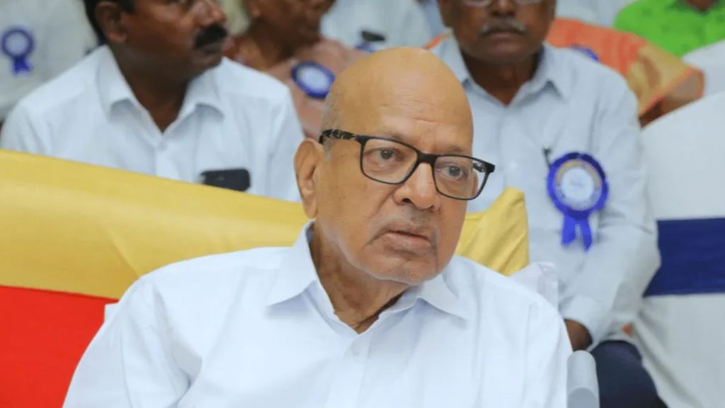 रामा रेड्डी मामिदी: तेलंगाना के रामा रेड्डी मामिदी को पशुपालन क्षेत्र में अहम योगदान के लिए मरणोपरांत पद्म सम्मान मिला. उन्होंने 'महिला डेयरी सहकारी समितियों' के माध्यम से ग्रामीण महिलाओं को स्वरोजगार और आर्थिक स्वतंत्रता दी. इसके अलावा उन्होंने सहकारी कानूनों में सुधार कर किसानों के हक को कानूनी मजबूती दी.
