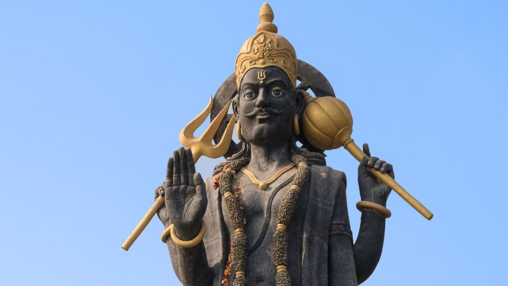 Shani Ke Upay: अगर आपके काम बार-बार अटकते हैं, करियर में परेशानी रहती है या सेहत बिगड़ी रहती है, तो हो सकता है शनि कमजोर हों. ऐसे में शनि के उपाय जैसे छाया दान करना या शनि मंदिर में तेल का दीपक जलाना फायदेमंद माना जाता है.