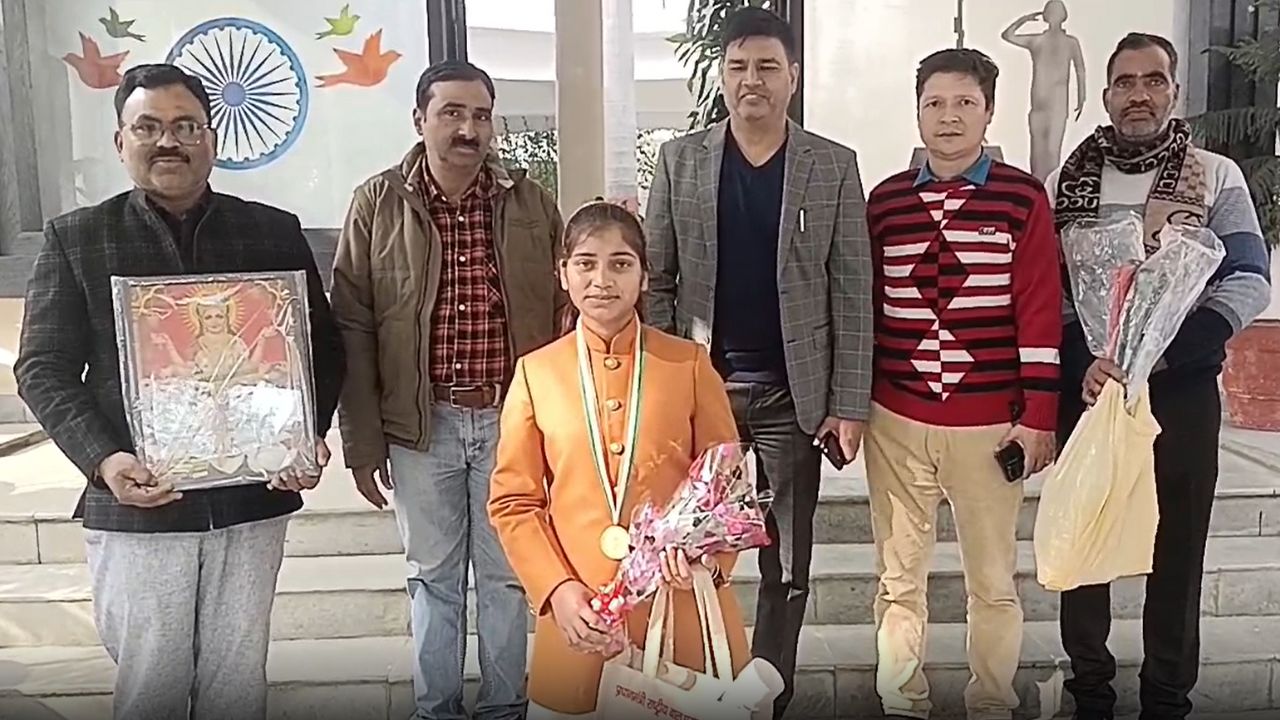 Icar Keen Interested To Develop Dust Free Wheat Thresher On Barabanki Student Pooja Pal Thresher Model