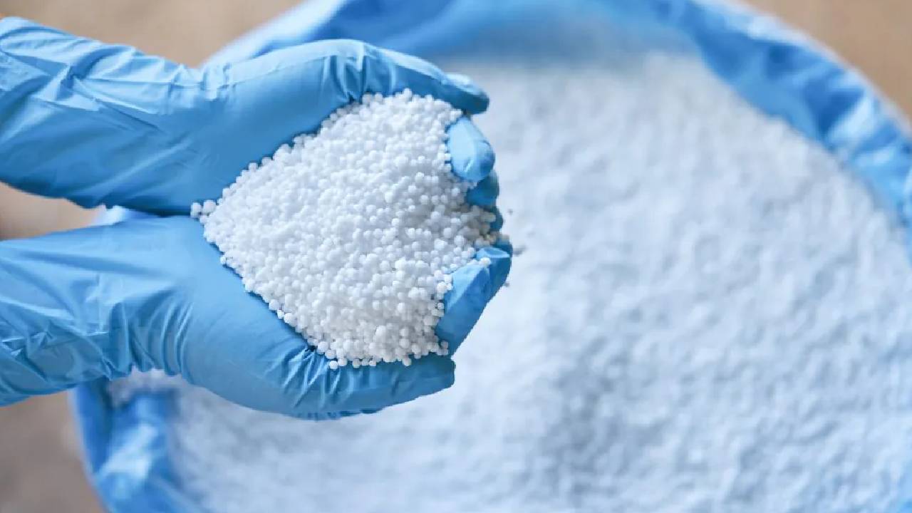 Report: अप्रैल–नवंबर में रिकॉर्ड स्तर पर पहुंचा यूरिया आयात, जानिए DAP और NPK का हाल