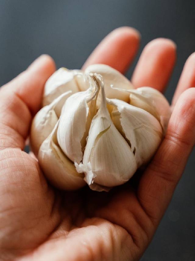 सोने से पहले लहसुन की एक कली खाने से क्या होता है? जानें चौंकाने वाले फायदे
