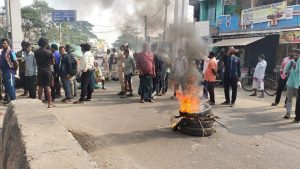 धान खरीद और बिचौलियों के दखल से नाराज किसानों का राज्यव्यापी बंद, कई जगह आगजनी और प्रशासन से टकराव धान खरीद और बिचौलियों के दखल से नाराज किसानों का राज्यव्यापी बंद, कई जगह आगजनी और प्रशासन से टकराव