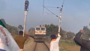 किसान नेताओं की रिहाई के लिए पंजाब में प्रदर्शन, चलती ट्रेन के आगे खड़े हुए किसान, पुलिस ने कई को बंद किया