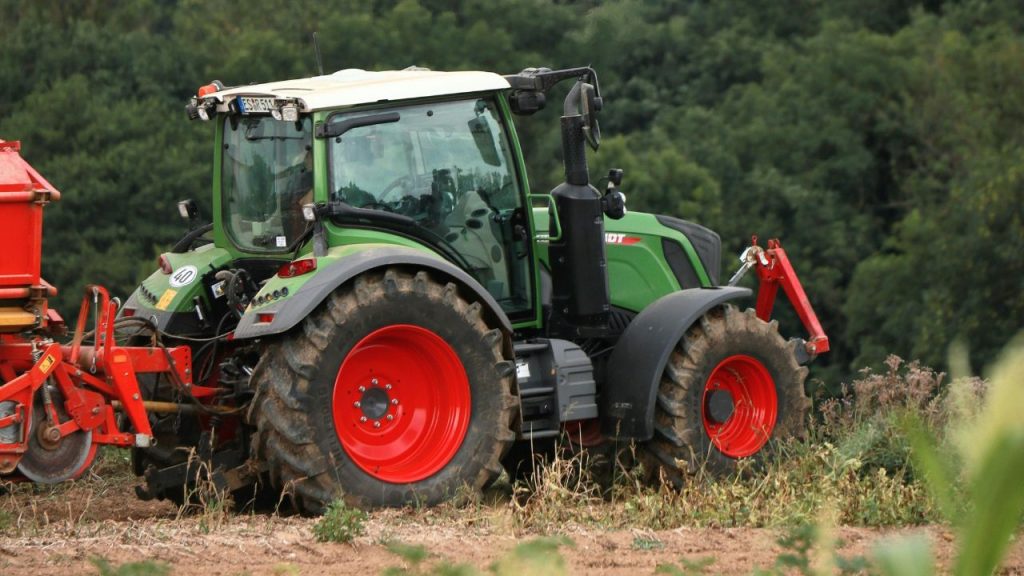 कॉम्पैक्ट ट्रैक्टर: कॉम्पैक्ट ट्रैक्टर छोटे और मध्यम किसानों, बागवानी, ग्रीनहाउस और हल्के कृषि कार्यों के लिए बेहतरीन हैं. छोटे आकार के कारण ये तंग जगहों में आसानी से काम कर जाते हैं, खेतों के किनारे, बगीचों और पौधों के बीच भी बिना परेशानी के काम कर सकते हैं.