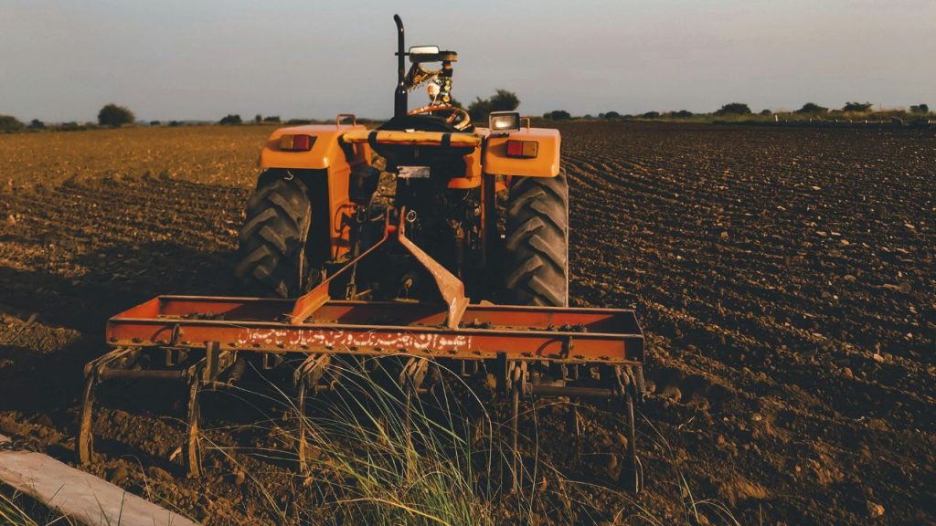 इनकी ईंधन खपत कम होती है और स्टोर करना, ट्रांसपोर्ट करना आसान है. हल्की जुताई, घास काटना, स्प्रे करना और छोटे उपकरण चलाने में ये ट्रैक्टर बेहतरीन प्रदर्शन देते हैं. छोटे किसानों के लिए यह किफायती विकल्प है और इनकी रखरखाव लागत भी अपेक्षाकृत कम होती है.