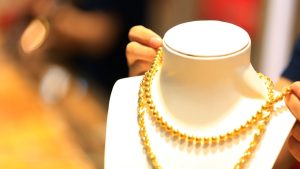 Gold Price Today: सोने की कीमतों में लगातार उतार-चढ़ाव जारी, जानें आज आपके शहर में 24 कैरेट गोल्ड का ताजा भाव Gold Price Today: सोने की कीमतों में लगातार उतार-चढ़ाव जारी, जानें आज आपके शहर में 24 कैरेट गोल्ड का ताजा भाव