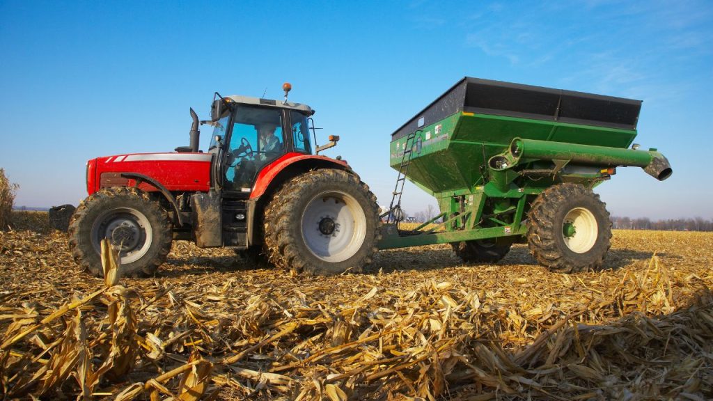 ट्रैक्टर सिर्फ खेत में काम करने का साधन नहीं है, बल्कि यह किसान का सबसे बड़ा साथी बन चुका है. सही ट्रैक्टर का चुनाव जमीन के आकार, फसल के प्रकार और काम की प्रकृति के अनुसार करना चाहिए. गलत विकल्प लेने पर ईंधन खर्च बढ़ सकता है और रखरखाव महंगा पड़ सकता है.