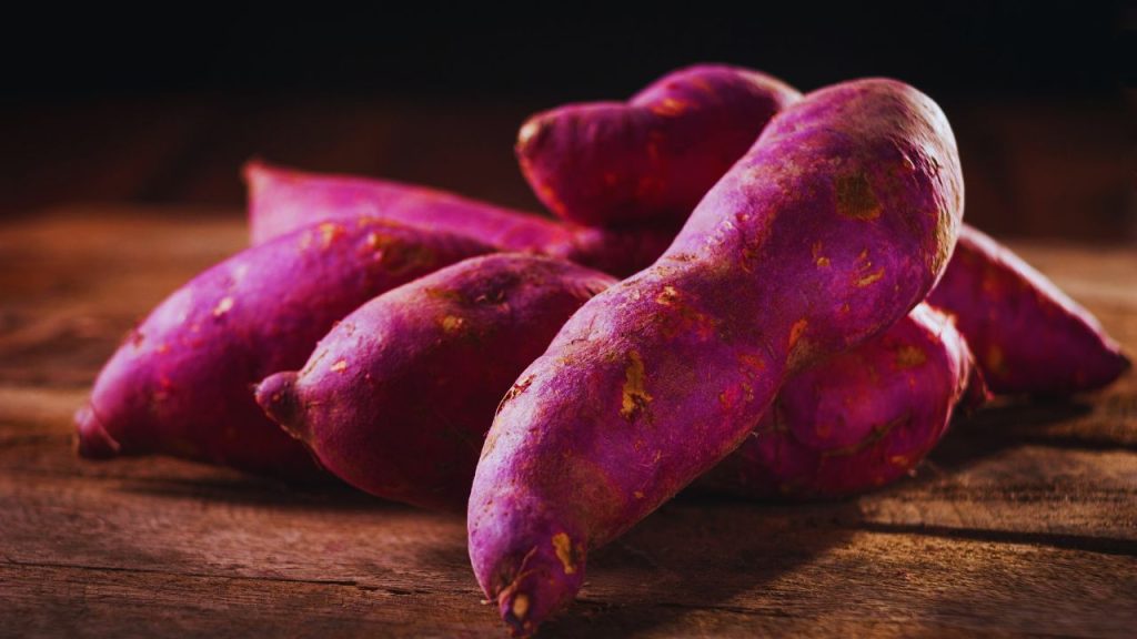 खाने के बाद अगर स्वाद कड़वा लगे या गले में हल्की जलन महसूस हो, तो तुरंत शकरकंद खाना बंद कर दें. यह केमिकल मौजूद होने का संकेत हो सकता है.