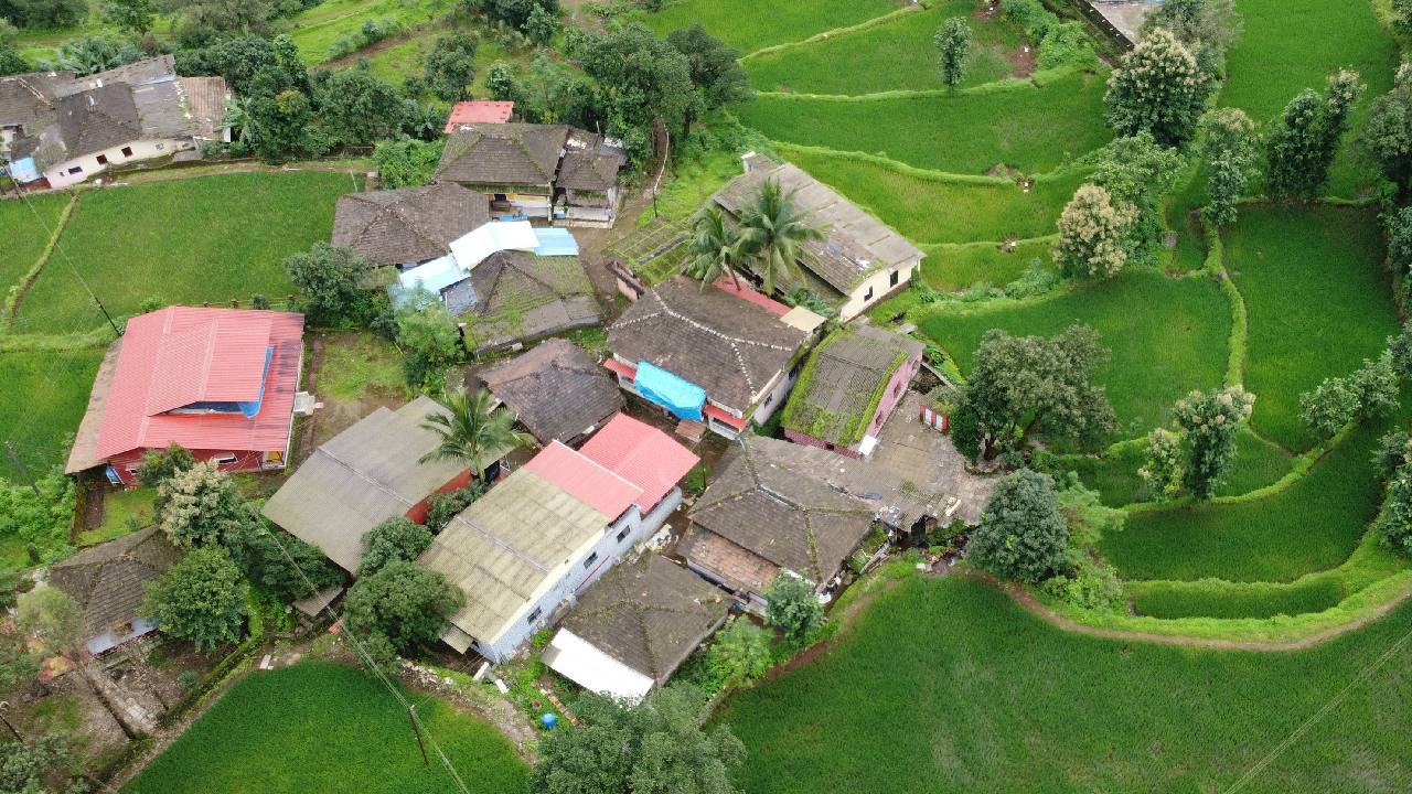 बादलों के ऊपर बसा गांव, जहां बारिश छू भी नहीं पाती धरती… फिर भी होती है शानदार खेती