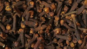 Adulterated Cloves: आपकी रसोई की लौंग असली है या नकली? 1 गिलास पानी से मिनटों में करें पहचान!