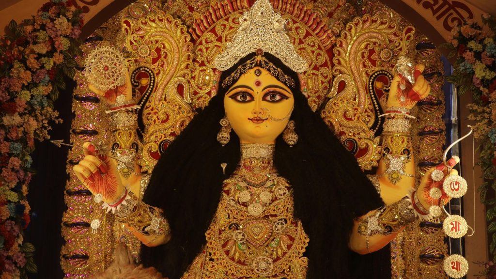 इस बार नवरात्रि प्रतिपदा तिथि अमावस्या में शुरू हो रही है. शास्त्रों के अनुसार, प्रतिपदा तिथि का सूर्योदय के बाद प्रारंभ होना और अगले दिन सूर्योदय से पहले समाप्त होना विशेष माना जाता है. इसके बावजूद पूरे नौ दिन पूरी तिथियों के साथ नवरात्रि मनाई जाएगी.