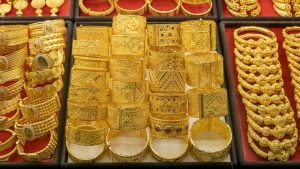 Gold Rate: सोना हुआ सस्ता, डॉलर और कच्चे तेल की चाल से हिला गोल्ड मार्केट, जानें आज के ताजा रेट